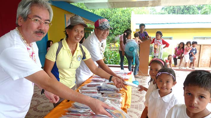 フィリピン セブ島の小学校に学用品の寄贈の画像