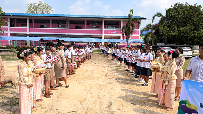 タイ・ワットマカーム校へ浄水器を寄贈